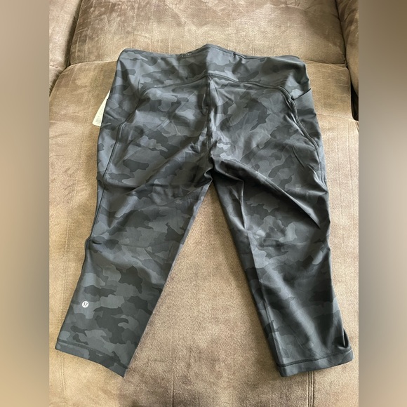 Lululemon NWT Swift Speed HR Crop 21” in Black Camo Size 20 - Picture 4 of 6